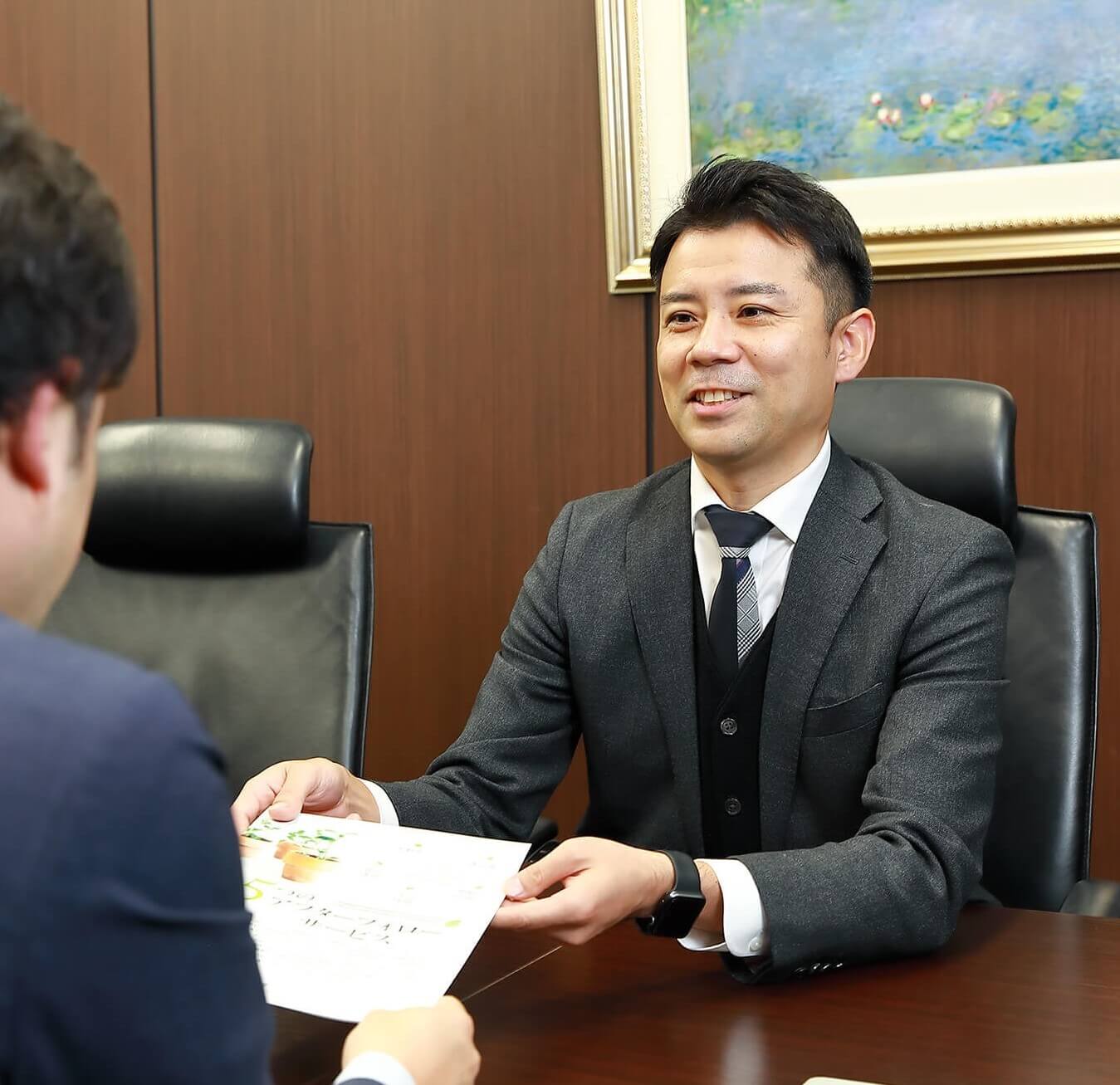 お客様にとってベストな相続税申告を考えるスタッフ